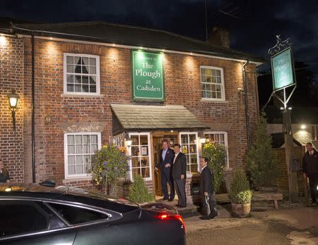 Britain's Prime Minister David Cameron and China's President Xi Jinping arrive at The Plough At Cadsden pub in Cadsden, Britain October 22, 2015. REUTERS/Eddie Keogh