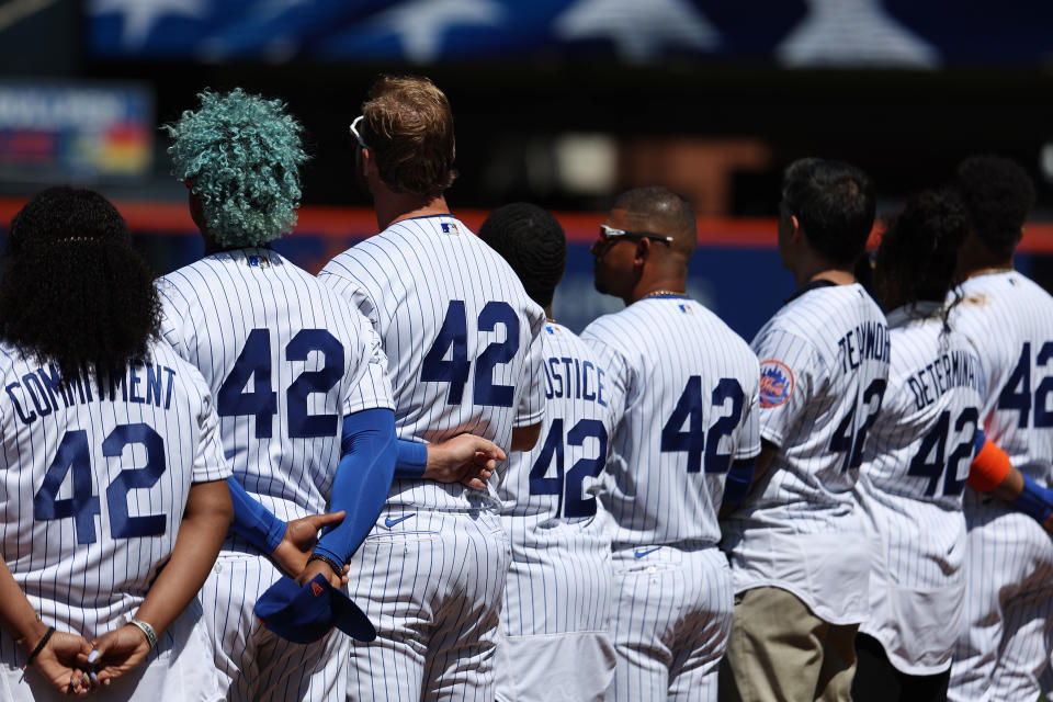 NUEVA YORK, NUEVA YORK - 15 DE ABRIL: Francisco Lindor y Pete Alonso de los Mets de Nueva York visten el número 42 durante el partido inaugural en casa de los Mets en el Citi Field el 15 de abril de 2022 en la ciudad de Nueva York.  Todos los jugadores llevan el número 42 en honor al Día de Jackie Robinson.  (Foto de Al Bello/Getty Images)