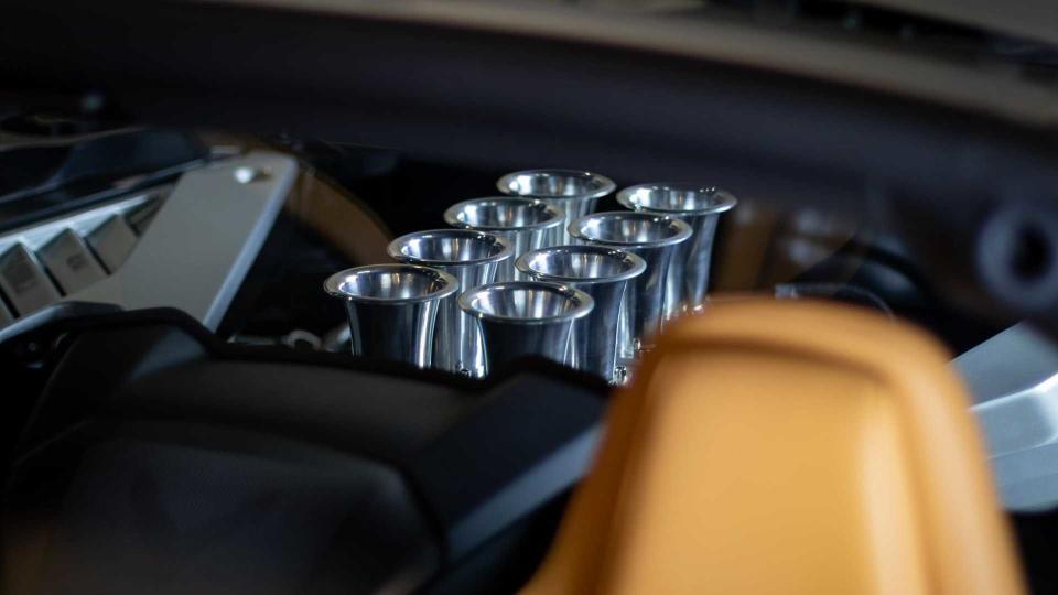 想要老式性能車的引擎室風格？試試這組 C8 Corvette 的引擎飾板吧 