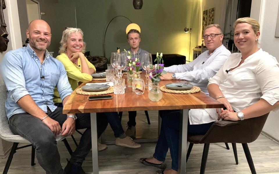 Friede, Freude, Eierkuchen beim "perfekten Dinner"? Die Gäste Daniel und Rainer trachten ihrem Gastgeber am Dienstag nach dem Leben - denn er ist einfach zu gut.  (Bild: RTL / ITV Studios)