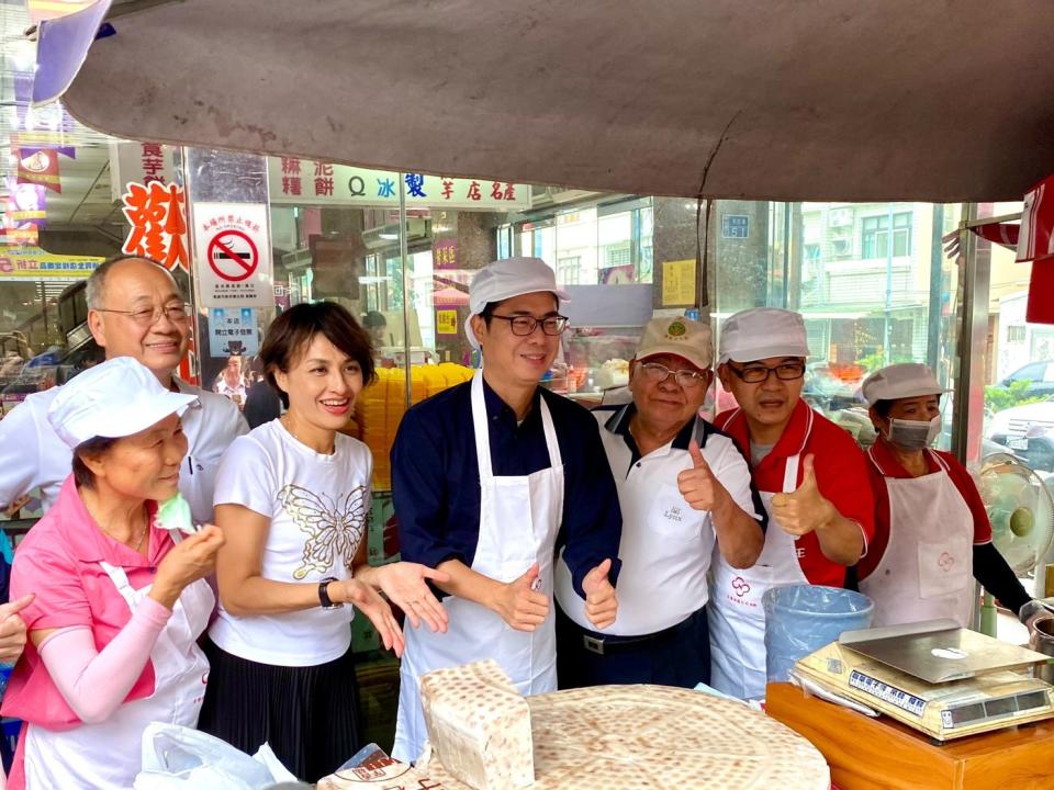 陳其邁(中)最佳名產代言人。   圖：民進黨高雄市黨部提供