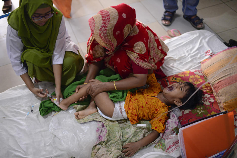 A paramedic gives an injection to a child suffering from dengue at Mugda Medical College and Hospital in Dhaka, Bangladesh, Thursday, Aug. 10, 2023. (AP Photo/Mahmud Hossain Opu)