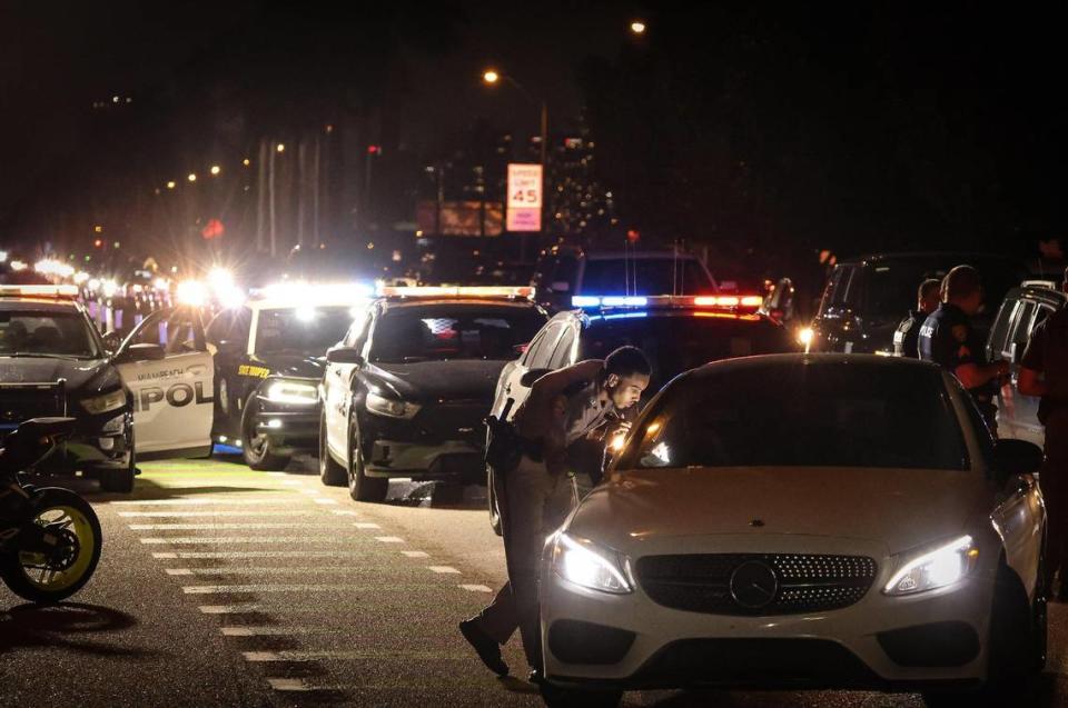 Por la noche, el tráfico se redujo a un punto muerto en Miami Beach desde el Viaducto MacArthur mientras agentes de la ciudad y de la Patrulla de Carreteras de la Florida realizaban una operación de lector de placas vehiculares, el domingo 10 de marzo de 2024 hacia el este entre Star Island y Terminal Island, en Miami Beach, Florida. .