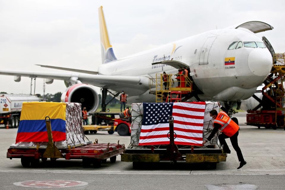 Llegada al aeropuerto Internacional El Dorado de Bogotá de algunas de las 3,5 millones de dosis de la vacuna de Moderna contra el COVID-19 donadas por Estados Unidos a Colombia. (Foto: LEONARDO MUNOZ/AFP via Getty Images)