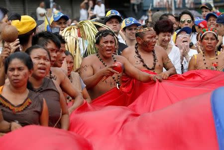 Opposition supporters take part in a rally to demand a referendum to remove Venezuela's President Nicolas Maduro, in Caracas, Venezuela, September 1, 2016. REUTERS/Carlos Garcia Rawlins