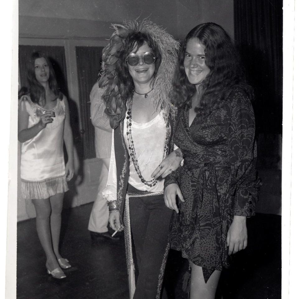 Janis Joplin and her sister Laura at the Thomas Jefferson High School reunion