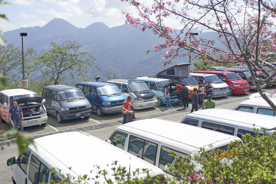 在清境半山腰休息時，可以看見車友間對於愛車的資訊交流