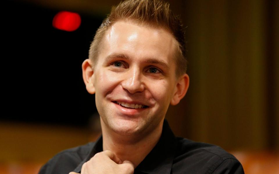 Az osztrák Max Schrems az Európai Bíróság 06. október 2015-i luxembourgi ítéletére vár. Max Schrems adatvédelmi pert indított a Facebook, az online közösségi hálózati szolgáltatás ellen. EPA/JULIEN WARNAND – JULIEN WARNAND/EPA