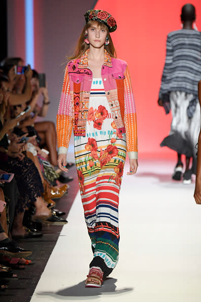 <p>A usar diseños irreverentes y grandes estampados en tu boina de otoño. Mira ésta que propone la firma española Desigual. Ideal para lucirla con cabello suelto y prendas coloridas. <em>Foto: Frazer Harrison/Getty Images for New York Fashion Week: The Shows </em> </p>