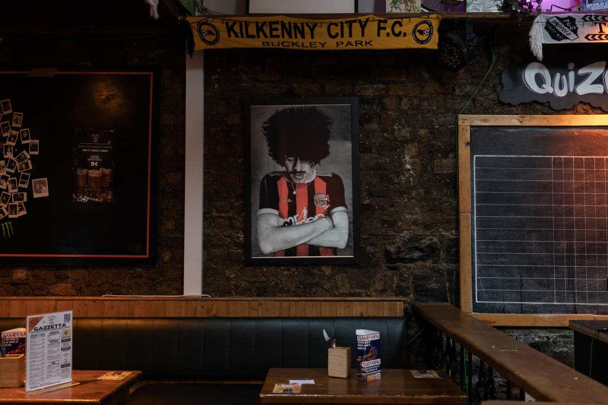 Una pintura de Phil Lynott, exlíder de la banda Thin Lizzy, con una camiseta del Bohemians, en un bar de Dublín, Irlanda, el 15 de febrero de 2024. (Paulo Nunes dos Santos/The New York Times)
‌