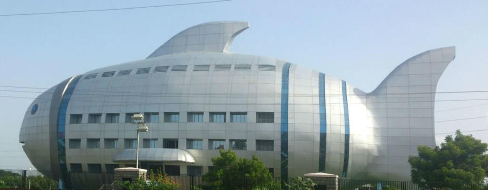 <p>Los arquitectos del edificio que sería la sede de la Junta Nacional de Desarrollo Pesquero en Hyderabad, India, tuvieron la genial de diseñarlo con forma de pez. Aunque no es su nombre oficial, todo el mundo lo conoce como Fish Building. (Foto: Wikimedia Commons). </p>