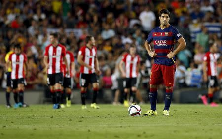 Barcelona's Luis Suarez (R) reacts while Athletic Bilbao's players celebrate a goal during their Spanish Super Cup second leg soccer match at Camp Nou stadium in Barcelona, Spain August 17, 2015. REUTERS/Albert Gea