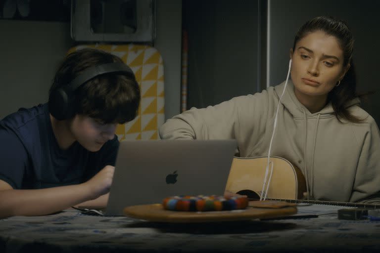 Una escena de Flora e hijo, de Apple TV+