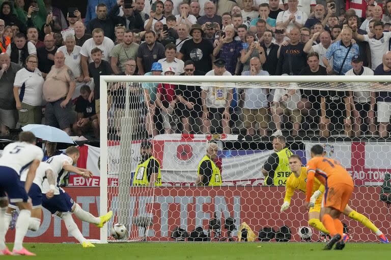 Harry Kane ejecuta el penal que establece el empate para Inglaterra 11 minutos después del gol de Países Bajos; Bart Verbruggen va hacia el mismo lugar que la pelota, pero no la alcanzará.