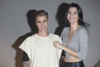 Après sa rupture avec Selena Gomez, Justin Bieber apparaît très proche de Kylie et Kendall Jenner. Très rapidement, bon nombre d’internautes s’interrogent sur la complicité entre cette dernière et le chanteur. En 2015, une source anonyme en dit davantage sur la nature de leur relation, en déclarant à <em>Hollywood Life </em>: "<em>Quand Kendall et Justin sont ensemble, ils flirtent tellement ! Ils adorent dire aux gens qu'ils ne sont qu'amis, mais ils jouent avec tout le monde - il y a plus. Ils ont couché ensemble par le passé et il se passe toujours quelque chose. Ils veulent juste garder le secret, mais beaucoup de gens savent qu'il se passe quelque chose. Ils ne dupent pas tout le monde</em>". En novembre 2015, Justin Bieber confirme son idylle avec le mannequin lors d’une interview accordée à <em>Billboard</em>, et précise que "<em>ça n’a jamais été sérieux</em>". Depuis, les deux célébrités sont restées très proches. Kendall Jenner était évidemment présente au mariage d’Hailey Baldwin, sa BFF, et Justin Bieber. Les flirts ont donc laissé place à une solide amitié. <em>(Photo by Xaume Olleros/Getty Images for Calvin Klein)</em>