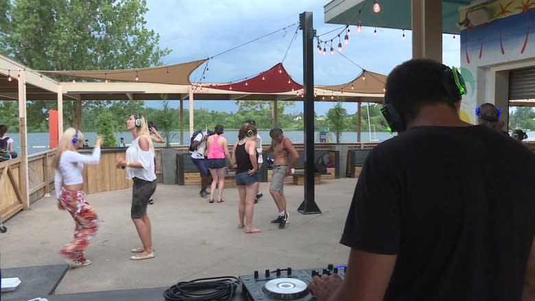 'Shhhh!' Quiet clubbing dance craze comes to Ottawa