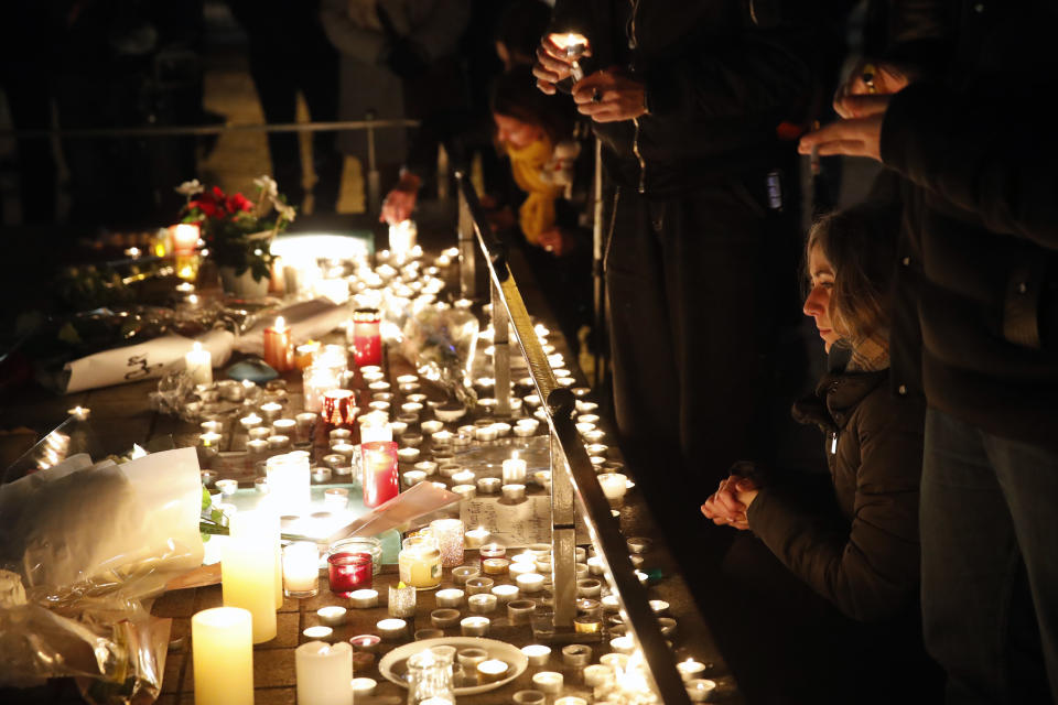 Unas personas encienden velas un día después de un tiroteo en Estrasburgo, Francia, el miércoles 12 de diciembre de 2018. (AP Foto/Christophe Ena)