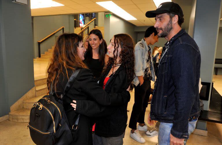 Luciano Castro invitó a su novia, Belén Riva y a su hija Amelia -fruto de su amor con la actriz Gloria Carrá- al teatro. También se mostraron muy cariñosos con Aruzzi y la felicitaron por su gran trabajo sobre las tablas