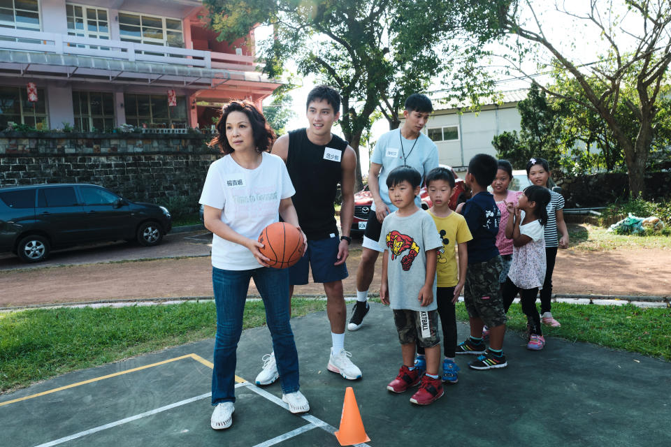 楊貴媚、范少勳陪國小孩童們打籃球。（圖／華視）