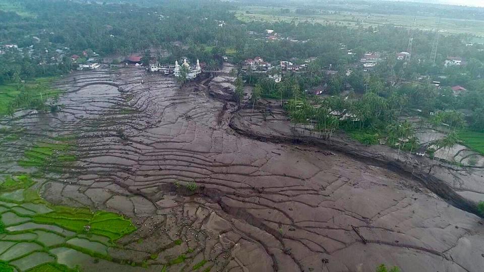 Aftermath of flash floods in Tanah Datar, West Sumatra, Indonesia (EPA)