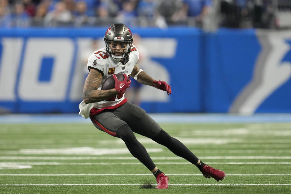 ARCHIVO - El wide receiver de los Buccaneers de Tampa Bay Mike Evans corre luego de realizar una recepción durante la segunda mitad ante los Lions de Detroit, en el juego divisional de la NFC en la postemporada de la NFL, el domingo 21 de enero de 2024, en Detroit. (AP Foto/Paul Sancya, Archivo)