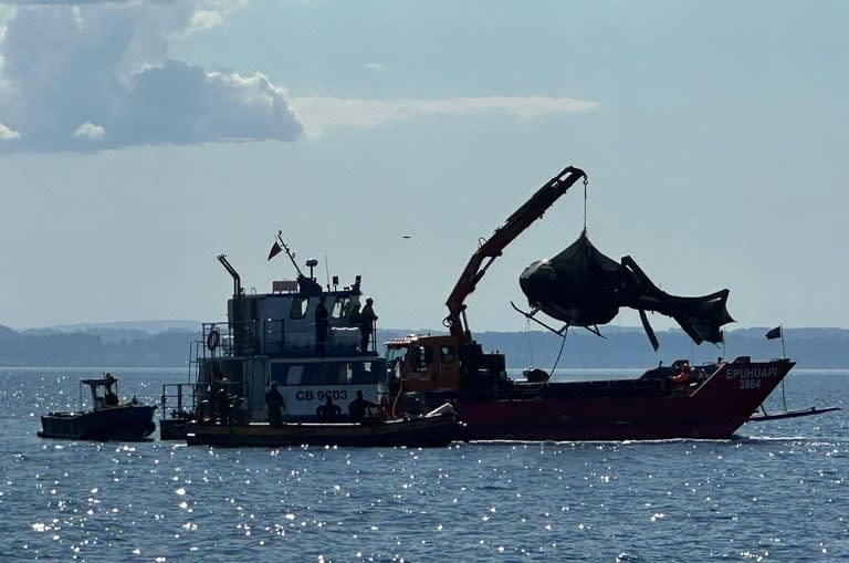 El helicóptero de Sebastián Piñera fue extraído del fondo del lago Ranco. (Photo by Handout / Chilean Prosecutor's Office / AFP) 