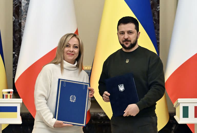 La primera ministra italiana Giorgia Meloni y el presidente ucraniano, Volodymyr Zelensky 