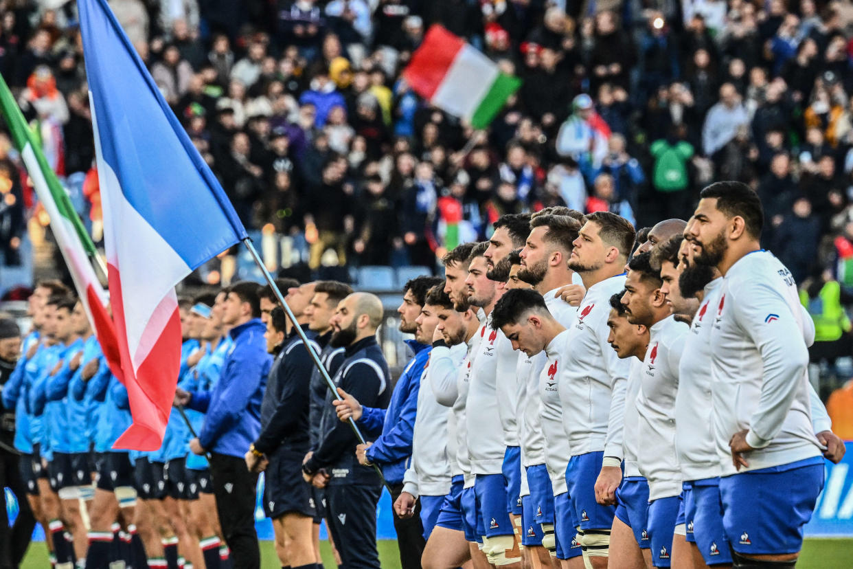 France's players (R) and Italy's players sing the national anthems prior to the Six Nations international rugby union match between Italy and France on February 5, 2023 at the Olympic stadium in Rome. (Photo by Vincenzo PINTO / AFP)