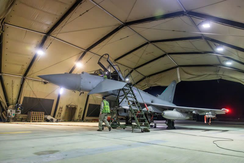 Un avión Typhoon de la RAF es fotografiado en RAF Akrotiri tras su regreso después de atacar objetivos militares en Yemen durante la operación de la coalición liderada por Estados Unidos, dirigida contra la milicia Houthi respaldada por Irán que ha estado atacando el transporte marítimo internacional en el Mar Rojo, en Chipre