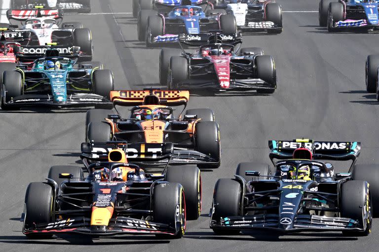 Mas Verstappen ya ubicó el auto y le arrebatará el primer lugar a Lewis Hamilton en el lanzamiento del Gran Premio de Hungría; los pronósticos de una batalla como en 2021 se desvanecieron al ingresar a la primera curva
