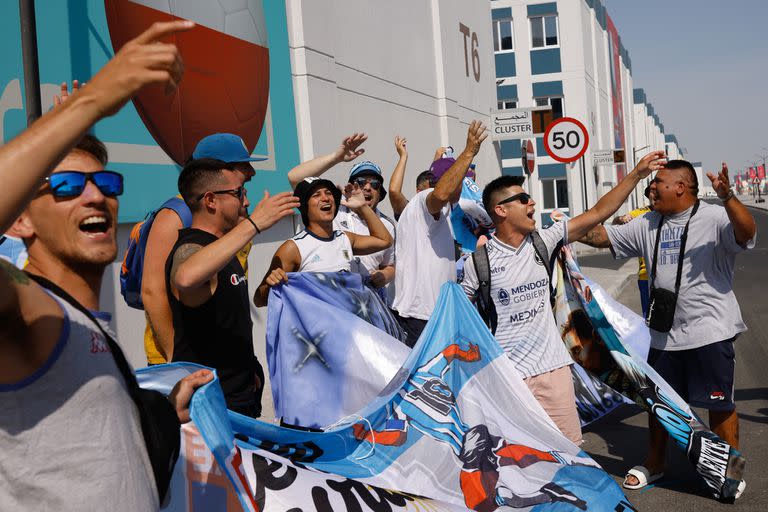 En las calles de Doha, muchos hinchas argentinos pugnan por localidades para el partido ante Polonia