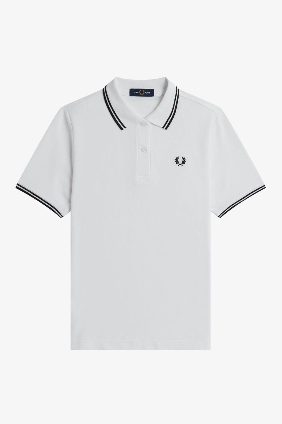 Fred Perry經典白色Polo衫外型簡潔，搭配性強。圖片來源：Fred Perry