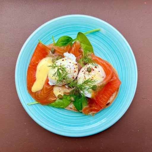 plate of salmon benedict