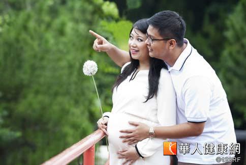 「懷孕」不是出國旅遊的絕對限制，但醫師提醒，避免選擇不斷拉車的行程，因為孕婦過於勞累，可能誘發子宮收縮、甚至早產。