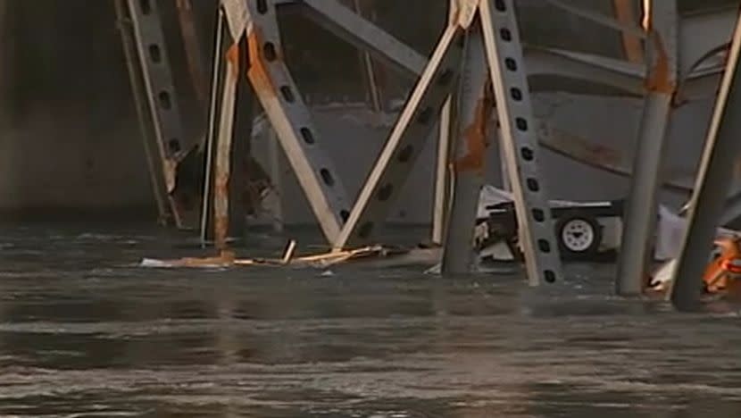 The Interstate 5 bridge over the Skagit River collapsed Thursday evening, where vehicles and people into the water.