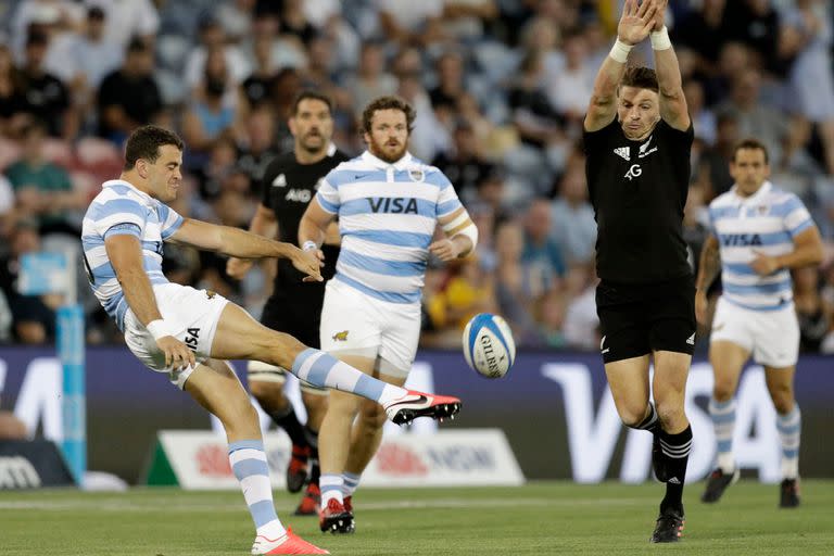 Emiliano Boffelli patea frente a Beauden Barrett durante el partido que disputan Los Pumas frente a los All Blacks por el Tri-Nations en Newcastle, Australia.