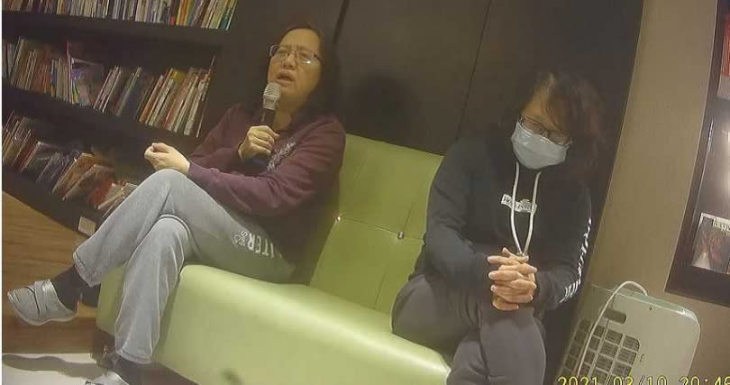 在中壢的微型教會活動上，趙曉音一一點出生病或發生意外的其他教派牧師，指稱他們都是「假聖靈」。（圖／翻攝畫面）