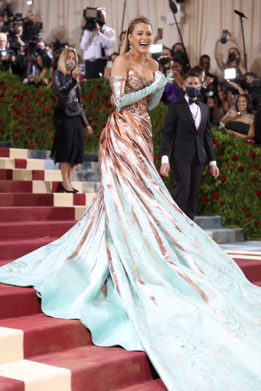 2022 Met Gala 聯合主席 Blake Lively 穿上 Versace 會變色的閃石高訂連身裙。