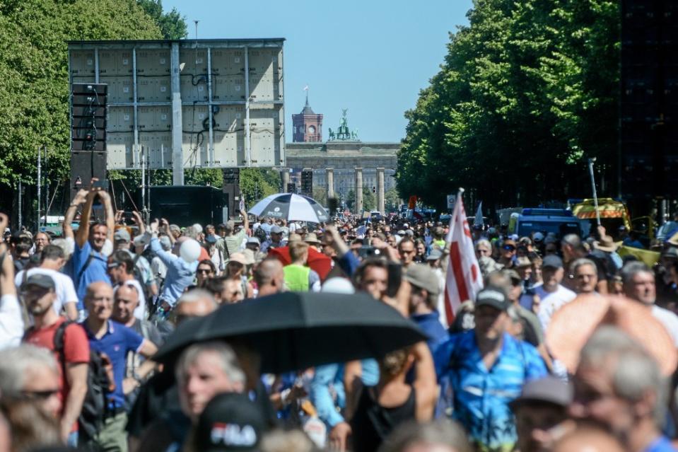 Demonstranten protestieren gegen die Corona-Regeln.<span class="copyright">Sergej Glanze / FUNKE Foto Services</span>