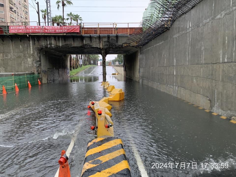 <strong>東區大同地下道積水。（圖／中天新聞）</strong>