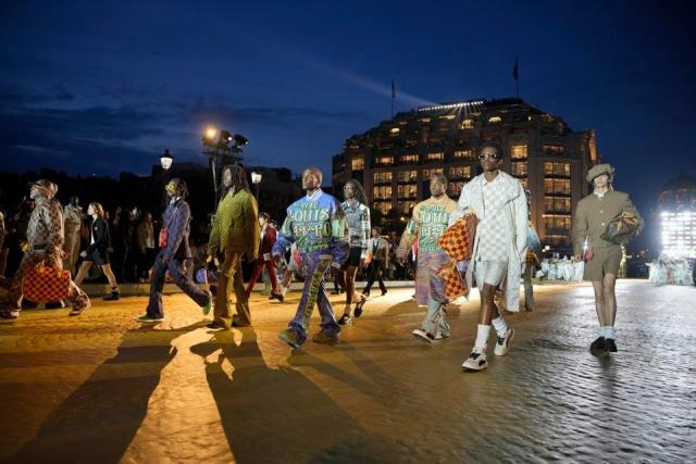 Pharrell makes Louis Vuitton debut on Paris' Pont Neuf - EFE Noticias