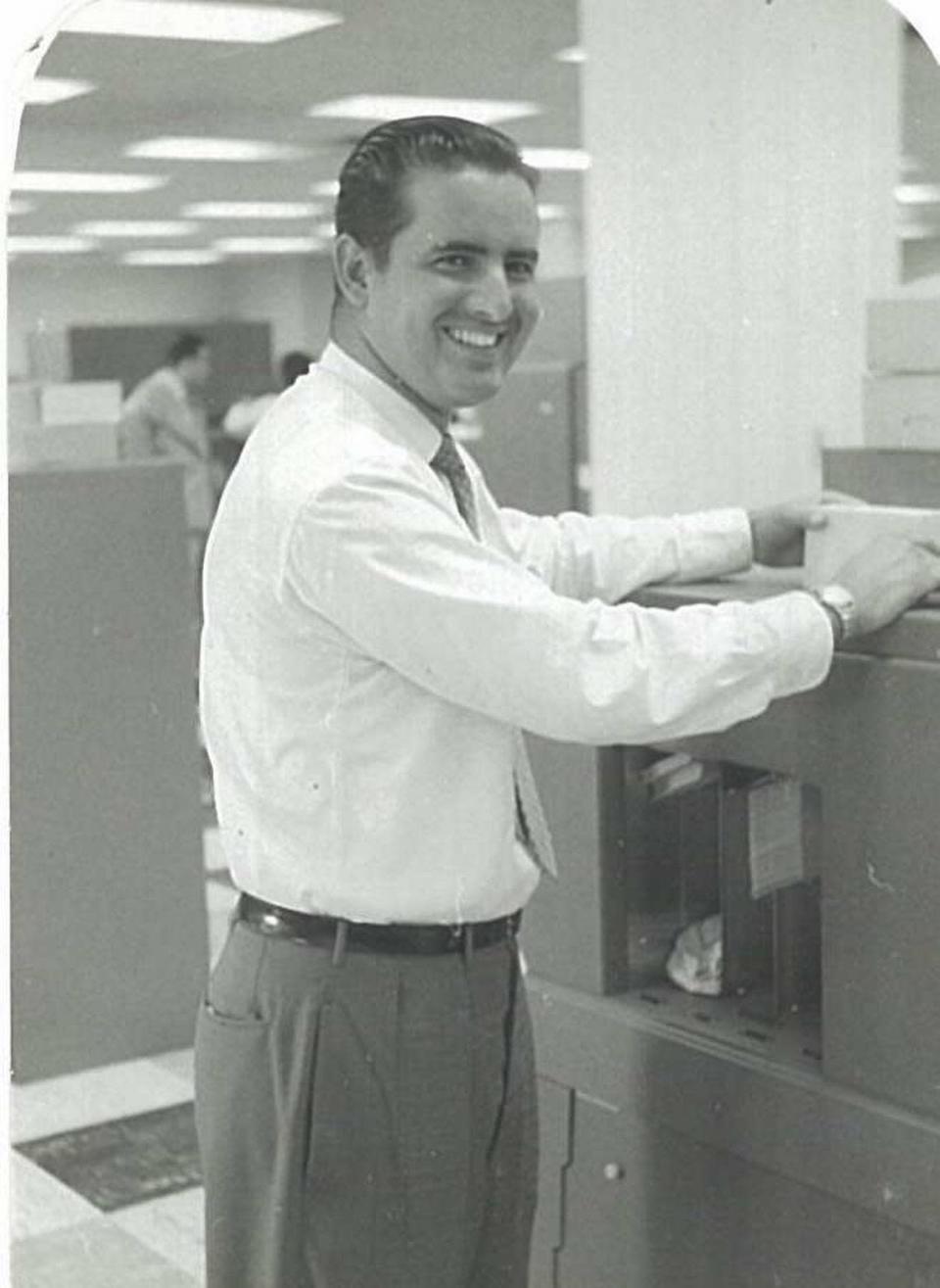 Antonio San Pedro aprendió y manejó una de los primeras computadoras contables de IBM en Cuba, mientras trabajaba en La Compañía de la Electricidad en los años 50.