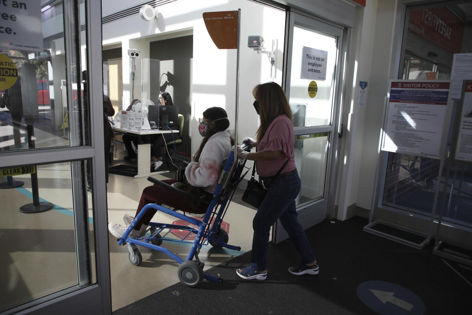 Una paciente con COVID-19 prolongado es llevada por su madre a un hospital de Sacramento, California, el 15 de octubre de 2021. (Jim Wilson/The New York Times)
