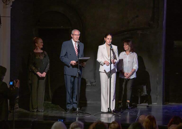 Las autoridades del Consejo Argentino de la Danza, presidido por Natalia Álvarez (al micrófono) y el maestro de ceremonias, Rolando Alvar, que leyó las palabras alusivas del maestro Alejandro Totto y de la bailarina Marianela Núñez