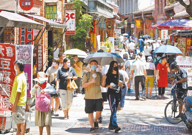 行政院將推出振興五倍券刺激經濟，29日暑假開學前最後假日，許多民眾前往深坑老街享受美食。（陳俊吉攝）