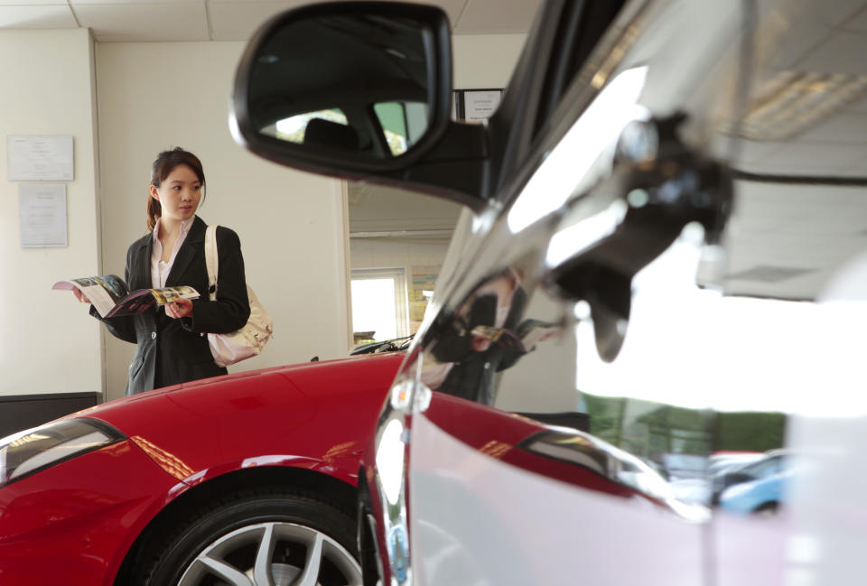 Ten cuidado con cualquier cosa que digas delante de un vendedor de autos, lo pueden utilizar en tu contra y hacer que pagues más de lo que deberías. Foto: Getty Images