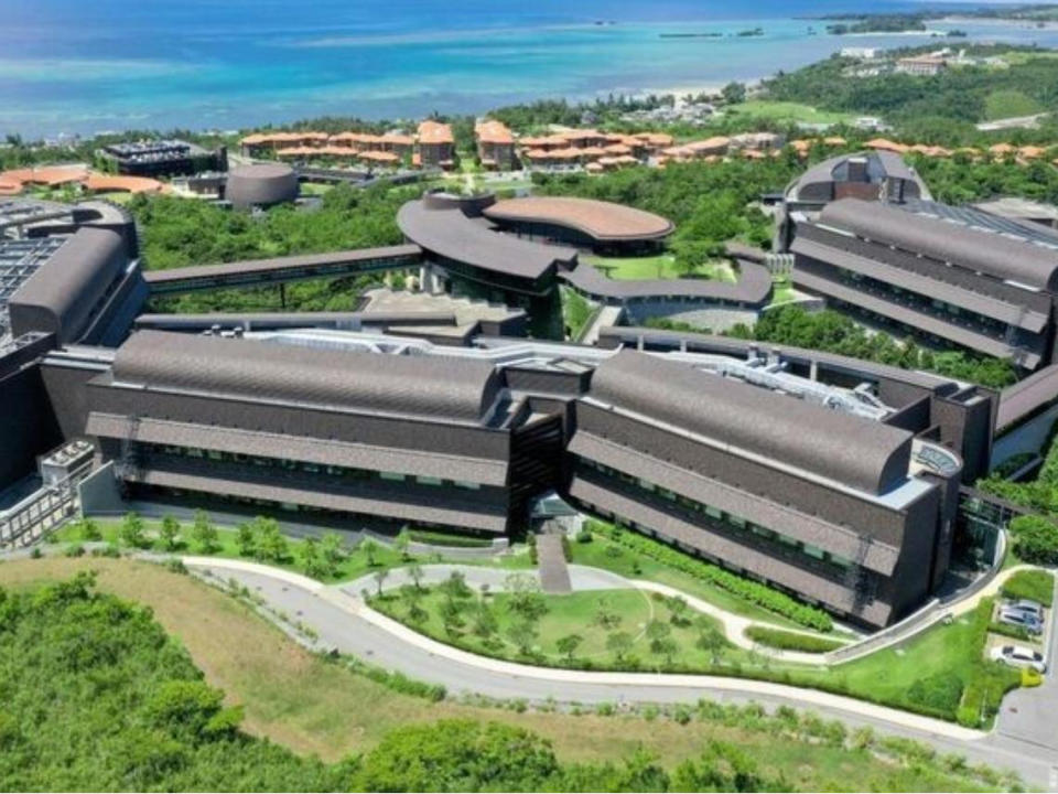 沖繩科學技術大學院大學除制度、設施都相當新穎外，校舍外的無敵海景更是令人心曠神怡。