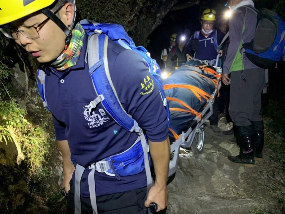 新北市簡姓男子四月三十日與友人登玉山，行經玉山登山林道疑似中風，通報消防，因午後濃霧無法申請直升機，消防人員人力接駁護送下山，送醫仍不治。（嘉義縣消防局提供）