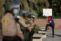 Los inquilinos protestan para pedir la cancelación de los pagos del alquiler durante la crisis del coronavirus en Los Ángeles, California. (REUTERS/Lucy Nicholson)