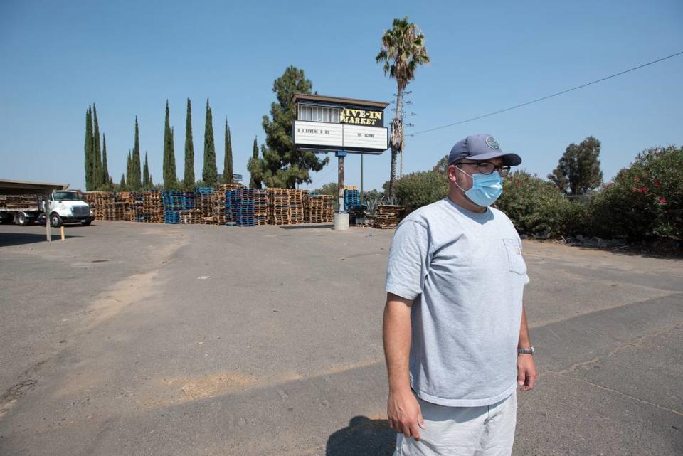 Mark Stotzer trabaja para reabrir el Ceres Drive-In, en Ceres, California, el viernes 4 de septiembre de 2020.